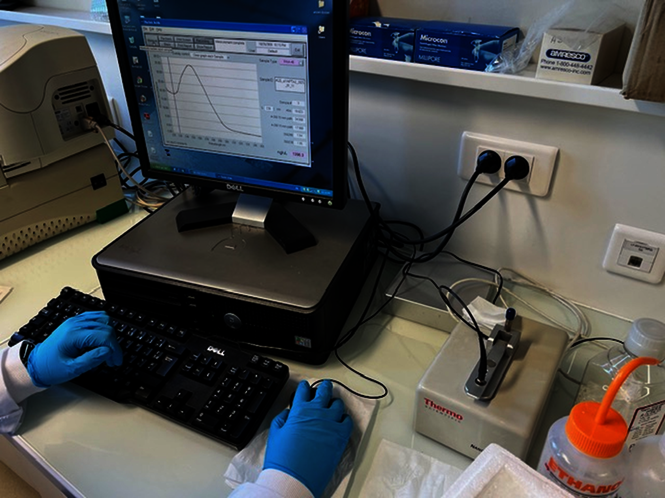 NanoDrop™. Spectrophotomètre UV-Visible développé pour l'analyse de micro-volumes d'acides nucléiques (ADN, ARN) et de protéines dans de fortes concentrations sans dilution.