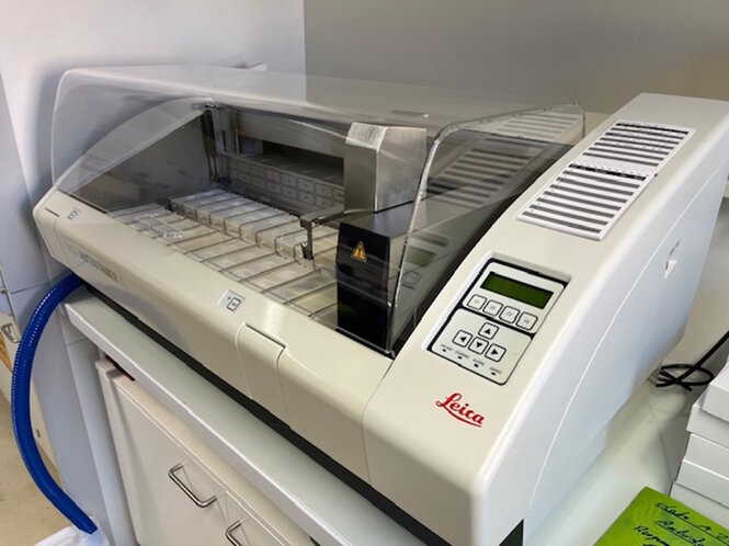 Automate de coloration. Système automatisé de colorations histologiques et histochimiques à partir de lames fixées permettant un traitement homogène et des résultats standardisés.