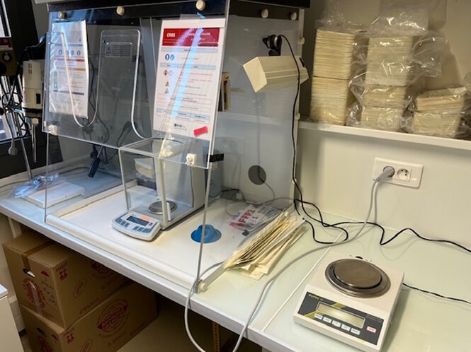 <strong>Balances et pesée CMR. ©INSERM-UNISTRA UMR 1260</strong> <br> <em>Balances de précision et hotte ETRAF. Équipement de pesée d'échantillons et de composés chimiques, dont les produits classés CMR sous une hotte à filtration chimique.</em> Balances de précision et hotte ETRAF. Équipement de pesée d'échantillons et de composés chimiques, dont les produits classés CMR sous une hotte à filtration chimique.