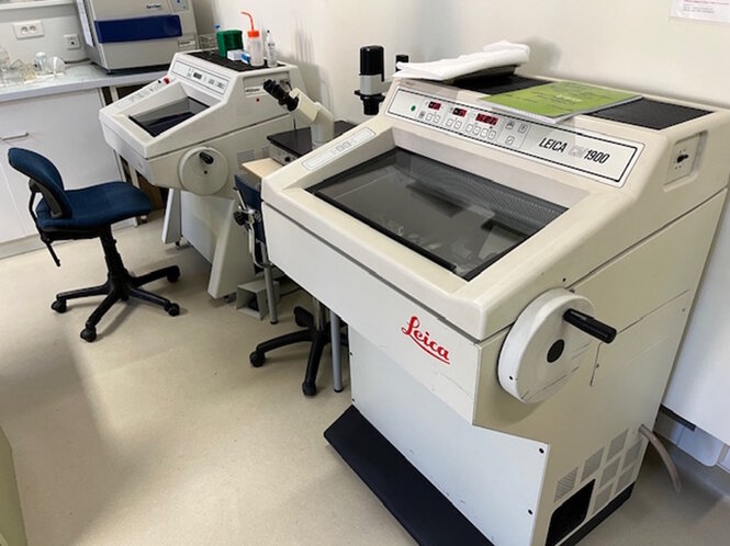 Cryostats. Appareil destiné à refroidir rapidement des échantillons tissulaires dans le but de préparer des coupes avec le microtome incorporé et les examiner sans délai au microscope.
