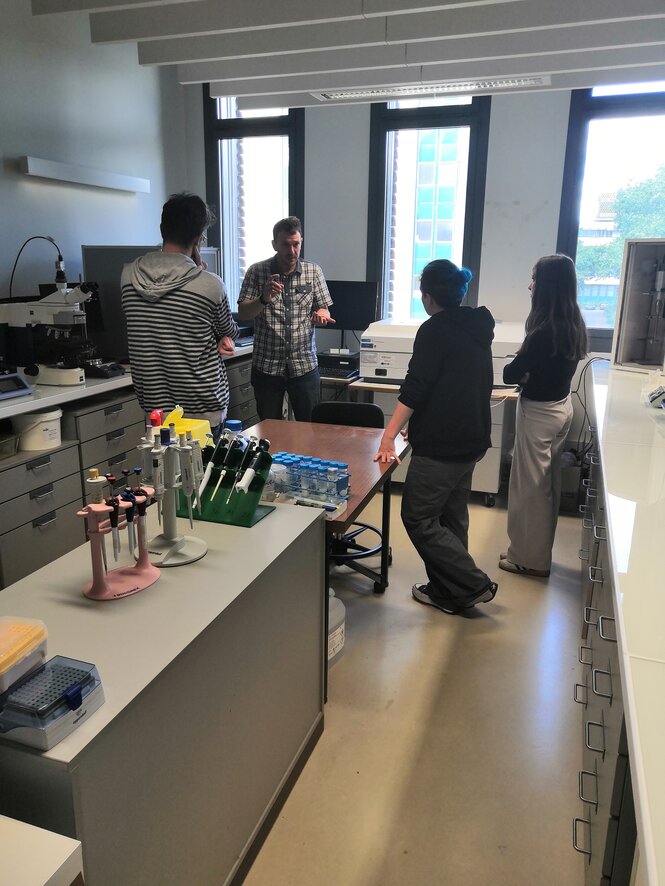 <strong>Visite galénique. ©INSERM-UNISTRA UMR1260</strong> <br> <em>Visite de laboratoire dédié à la biogalénique et présentation des équipements par Nicolas Anton, maître de conférences. ©INSERM-UNISTRA UMR1260</em> Visite de laboratoire dédié à la biogalénique et présentation des équipements par Nicolas Anton, maître de conférences.