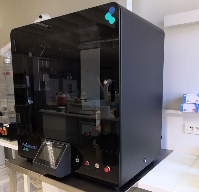 Fluidnatek® LE-50 G2. Électrospinning, une technique de fabrication de biomatériaux qui permet, grâce à un champ électrique intense, d'élaborer des fibres à une échelle nanométrique à partir de divers polymères.