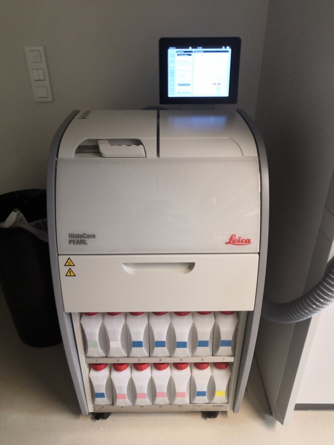 Automate de traitement des tissus. Solution pour un traitement tissulaire automatique et qualitatif, consistant en la déshydratation puis l'imprégnation en paraffine de jusqu'à 200 échantillons à la fois, quelle que soit leur composition.