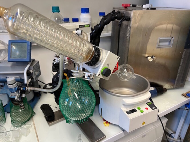 Évaporateur rotatif. Dispositif appliquant une force centrifuge et une baisse de pression pour distiller rapidement des solvants, ce qui sert à concentrer la solution ou la suspension.
