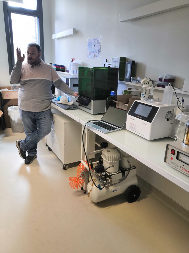 <strong>Exploration impression 3D. ©INSERM-UNISTRA UMR1260</strong> <br> <em>Exploration du principe et des applications de l'impression 3D au travers de l'exemple du modèle GK3 Pro par Cyril Auger, chargé de recherche. ©INSERM-UNISTRA UMR1260</em> Exploration du principe et des applications de l'impression 3D au travers de l'exemple du modèle GK3 Pro par Cyril Auger, chargé de recherche.