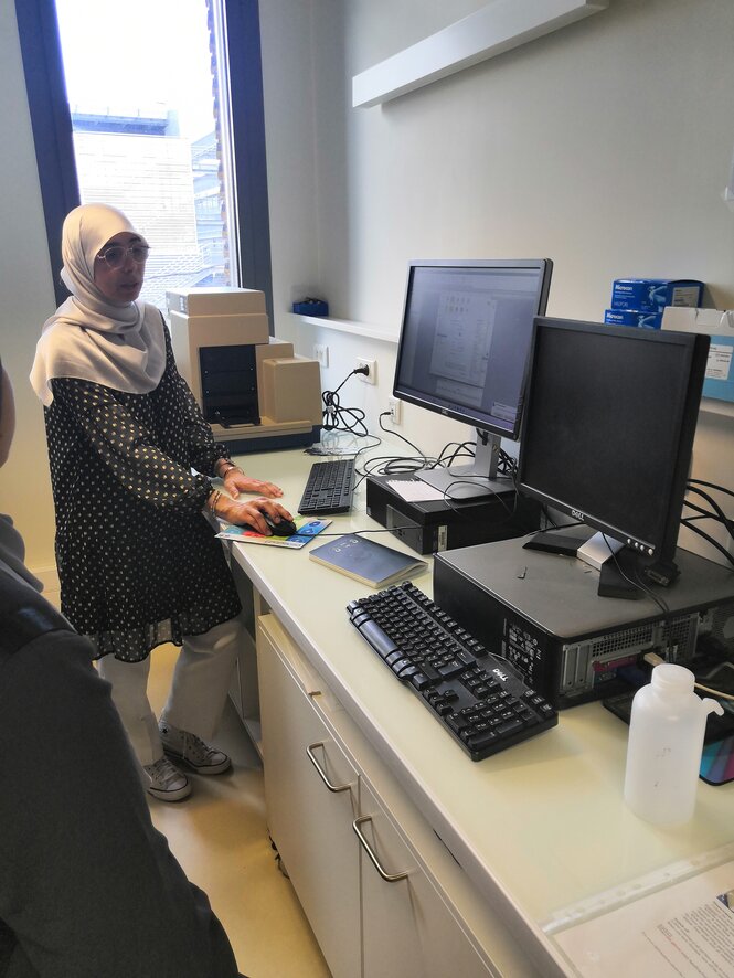 <strong>Explications enzymologie. ©INSERM-UNISTRA UMR1260</strong> <br> <em>Explications générales sur les approches d'enzymologie et focus sur l'utilisation polyvalente de la FlexStation 3® par Fatiha El Ghazouani, technicienne. ©INSERM-UNISTRA UMR1260</em> Explications générales sur les approches d'enzymologie et focus sur l'utilisation polyvalente de la FlexStation 3® par Fatiha El Ghazouani, technicienne de laboratoire.