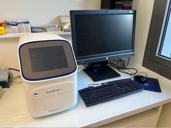 Lecteur de plaques. Dispositif permettant de mesurer l'absorbance de solutions avec des concentrations diverses dans le cadre d'expériences de PCR ou de tests Elisa.