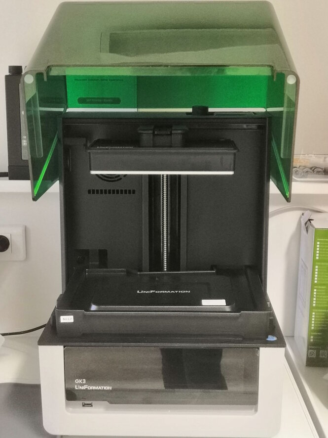 GK3 Pro. Imprimante 3D utilisant la stéréolithographie (SLA) pour polymériser sélectivement à l'aide d'une source lumineuse de la résine liquide couche par couche à une échelle micrométrique, ce qui permet d'obtenir des objets 3D complexes à un coût très abordable en un temps record.