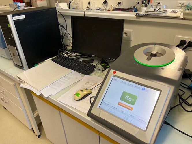 <strong>Spectromètre RMN. ©INSERM-UNISTRA UMR 1260</strong> <br> <em>Spectromètre RMN. Appareil permettant de visualiser les spectres des noyaux atomiques ayant une activité magnétique pour élucider la structure moléculaire de composés divers.</em> Spectromètre RMN. Appareil permettant de visualiser les spectres des noyaux atomiques ayant une activité magnétique pour élucider la structure moléculaire de composés divers.