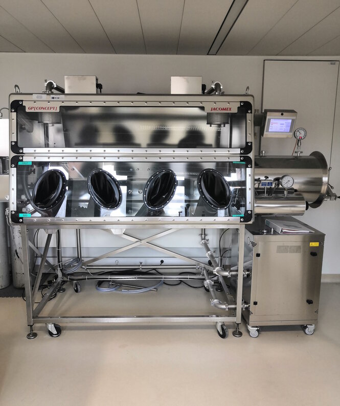 Boîte à gants purifiée. Enceinte de confinement polyvalente sous atmosphère contrôlée permettant la protection des produits manipulés et de l’opérateur grâce à une unité de purification autonome.