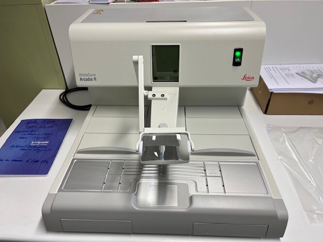 Station d'enrobage de paraffine. Automate spécifiquement élaboré pour l’enrobage d'échantillons tissulaires imprégnés en paraffine afin d’obtenir des blocs uniformes.