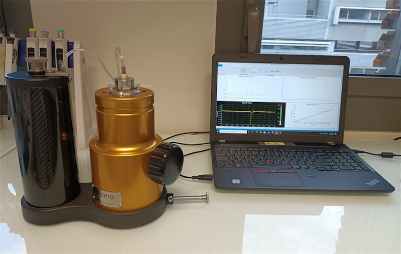 qNano. Instrument utilisé pour la détection et quantification de nanoparticules, dont le fonctionnement est basé sur le principe TRPS ("Tunable resistive pulse sensing"), permettant de mesurer la taille, la concentration et la charge (potentiel zêta) des particules qui passent au travers d'un nanopore au diamètre modulable.